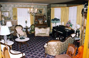    <a href="http://www.oakenwaldterrace.com/index.php/testing-1-2-3/">Parlor</a> 
